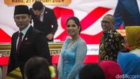 7 Potret Annisa Pohan Jadi Ibu Menteri, Berkebaya Biru di Pelantikan AHY