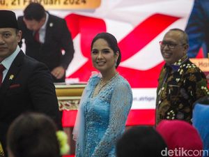 7 Potret Annisa Pohan Jadi Ibu Menteri, Berkebaya Biru di Pelantikan AHY