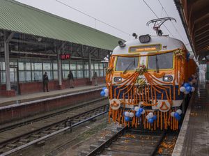 Kereta Listrik di Kashmir Dihias Bunga dan Balon