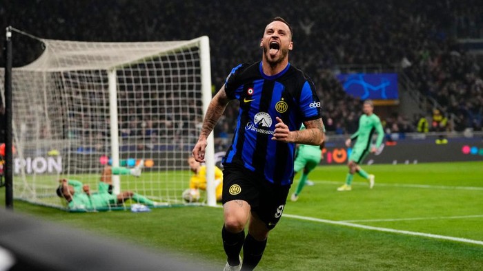 Marko Arnautovic Centre-Forward of Inter and Austria celebrates after scoring his sides first goal during the UEFA Champions League 2023/24 round of 16 first leg match between FC Internazionale and Atletico Madrid at Stadio Giuseppe Meazza on February 20, 2024 in Milan, Italy. (Photo by Jose Breton/Pics Action/NurPhoto via Getty Images)