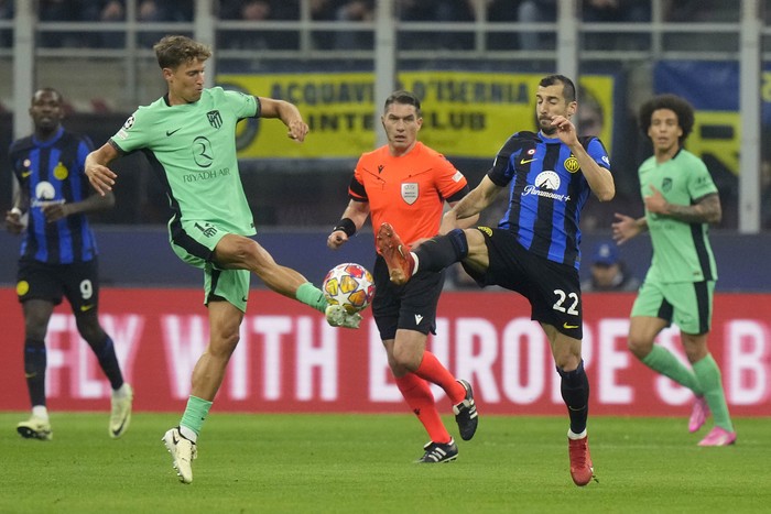 Atletico Madrids Marcos Llorente, left, and Inter Milans Henrikh Mkhitaryan challenge for the ball during the Champions League, round of 16, first leg soccer match between Inter Milan and Atletico Madrid, at the San Siro stadium in Milan, Italy, Tuesday, Feb. 20, 2024. (AP Photo/Luca Bruno)