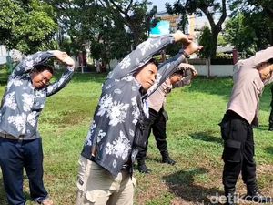 Jaga Stamina Jelang Rekapitulasi, Petugas PPK Kota Pasuruan Senam Caring