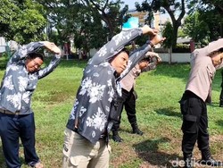 Jaga Stamina Jelang Rekapitulasi, Petugas PPK Kota Pasuruan Senam Caring