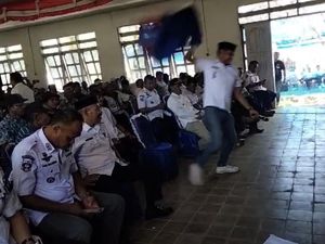Viral Kades di Bone Ngamuk Lempar Kursi di Musrenbang gegara Tak Diperhatikan