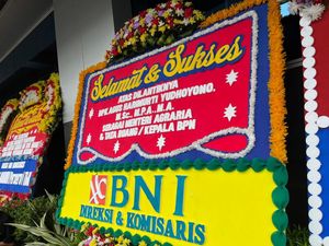 Anak Buah Luhut-Direksi Bank BUMN Kirim Karangan Bunga buat AHY
