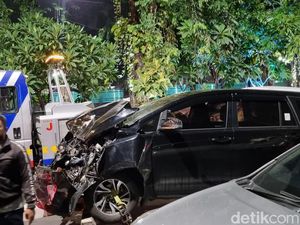 Berawal Tabrak Lari, 3 Mobil Terlibat Kecelakaan Beruntun di Jalan Darmo