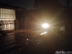 Gelap Gulita Usai Angin Mengamuk di Sumedang-Bandung