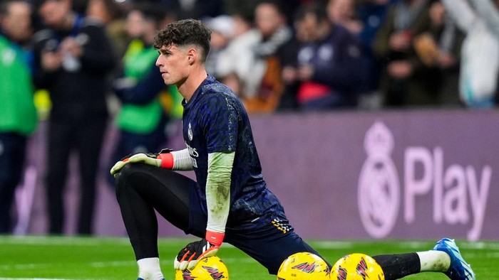 MADRID, SPAIN - JANUARY 21: Kepa Arrizabalaga of Real Madrid CF warming up prior the game during the LaLiga EA Sports match between Real Madrid CF and UD Almeria at Estadio Santiago Bernabeu on January 21, 2024 in Madrid, Spain. (Photo by Diego Souto/Getty Images)
