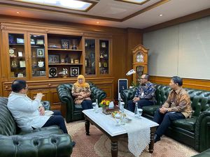 Khofifah Apresiasi Peran Aktif BI Kembangkan OPOP hingga Industri Halal Jatim Khofifah Apresiasi Peran Aktif BI Kembangkan OPOP hingga Industri Halal Jatim