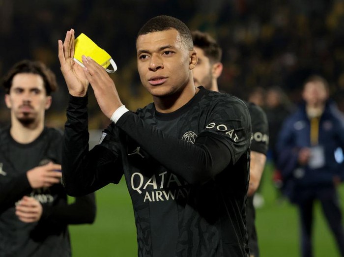 NANTES, FRANCE - FEBRUARY 17: Kylian Mbappe of PSG salutes the supporters following the Ligue 1 Uber Eats match between FC Nantes (FCN) and Paris Saint-Germain (PSG) at Stade de la Beaujoire on February 17, 2024 in Nantes, France. (Photo by Jean Catuffe/Getty Images)