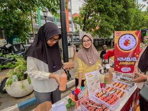 Mantan TKI Ini Banting Setir Bisnis Kimbab Kaki Lima, Bisa Kantongi Jutaan/Hari Mantan TKI Ini Banting Setir Bisnis Kimbab Kaki Lima, Bisa Kantongi Jutaan/Hari