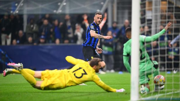 MILAN, ITALY - FEBRUARY 20:  Marko Arnautovic of FC Internazionale scores the goal during the UEFA Champions League 2023/24 round of 16 first leg match between FC Internazionale and Atletico Madrid at Stadio Giuseppe Meazza on February 20, 2024 in Milan, Italy. (Photo by Mattia Pistoia - Inter/Inter via Getty Images)