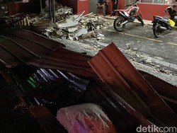 Cerita Anisa Lihat Pusaran Angin Tabrak Toko Ritel di Rancaekek