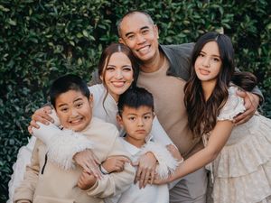 6 Pemotretan Mikhayla Bareng Keluarga Besar Bakrie, Cantiknya Bikin Salfok