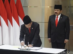 Momen Tito Serahkan Jabatan Menko Polhukam ke Hadi Tjahjanto