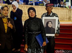 Perjuangan Almarhumah Dewi Jadi Sarjana UGM Bikin Bangga Ortu