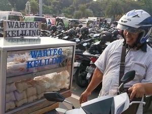 Nyeleneh! Penjual Makanan Ini Jualan di Atas Pohon hingga Pakai Motor Keren