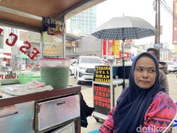 Kisah Perjuangan Evi di Balik Gerobak Es Cendol Pasar Kosambi