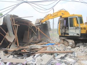 Pemkot Serang Bongkar 2 Bangunan Tempat Hiburan Malam