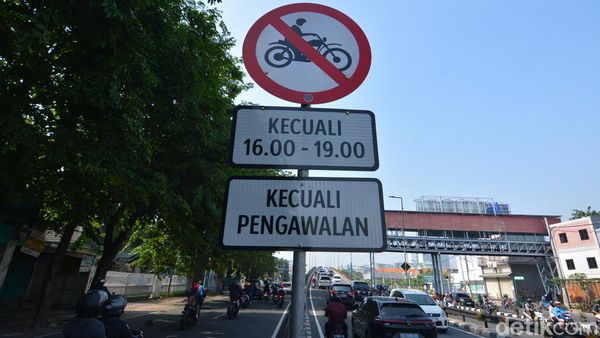 Potret Pemotor Bandel  Masih Melintas di Jembatan Mayangkara
