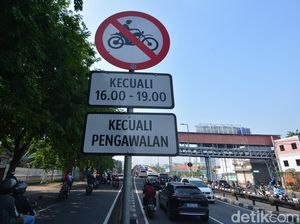 Potret Pemotor Bandel Masih Melintas di Jembatan Mayangkara Potret Pemotor Bandel Masih Melintas di Jembatan Mayangkara