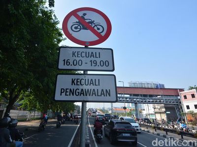 Potret Pemotor Bandel  Masih Melintas di Jembatan Mayangkara