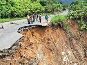 Jalan Muara Emat Kerinci Longsor, Pengendara Diminta Hati-hati