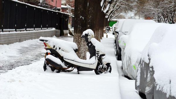 Potret Kendaraan Diselimuti Salju di Beijing