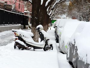 Potret Kendaraan Diselimuti Salju di Beijing Potret Kendaraan Diselimuti Salju di Beijing