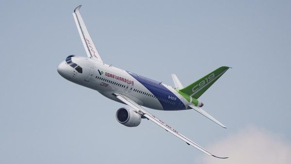 Potret Pesawat Buatan China C919 Unjuk Kemampuan di Langit Singapura