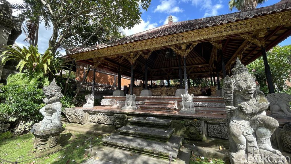 Potret Puri Ubud, Destinasi Wisata Sejarah yang Cantik Nan Mempesona Potret Puri Ubud, Destinasi Wisata Sejarah yang Cantik Nan Mempesona