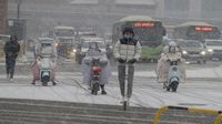 Potret Warga China Terobos Hujan Salju