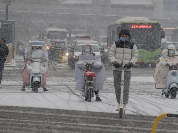 Potret Warga China Terobos Hujan Salju