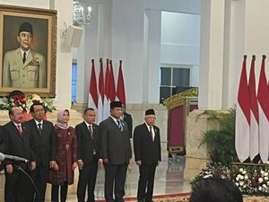 Prabowo Berdiri di Samping Wapres Saat Pelantikan Hadi-AHY Sebagai Menteri