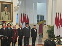 Prabowo Berdiri di Samping Wapres Saat Pelantikan Hadi-AHY Sebagai Menteri