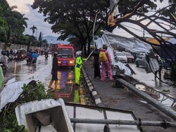Puting Beliung Terjang Bandung-Sumedang, Reklame dan Pohon Tumbang