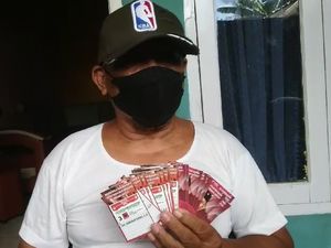 Heboh Caleg di Gorontalo Minta Warga Kembalikan Uang Rp 75 Juta Heboh Caleg di Gorontalo Minta Warga Kembalikan Uang Rp 75 Juta
