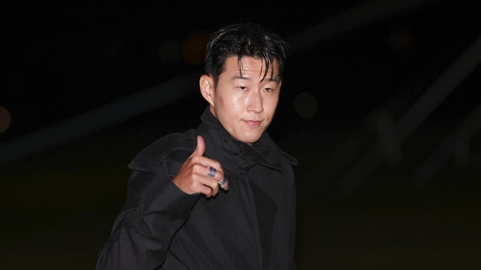 Son Heung-min poses for photographers upon arrival at the Burberry Winter 2024 fashion show on Monday, Feb. 19, 2024 in London. (Photo by Vianney Le Caer/Invision/AP)