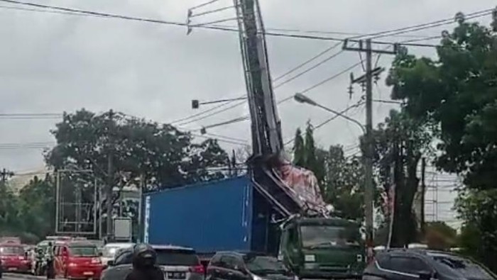 Tangkapan layar video satu unit truk kontainer menabrak papan reklame di simpang Universitas Negeri Medan (Unimed), Jalan William Iskandar, Deli Serdang. (Dok. Istimewa)