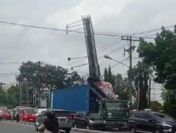 Truk Kontainer Tabrak Papan Reklame di Simpang Unimed, Ini Penyebabnya