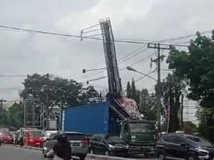 Truk Kontainer Tabrak Papan Reklame di Simpang Unimed, Ini Penyebabnya Truk Kontainer Tabrak Papan Reklame di Simpang Unimed, Ini Penyebabnya