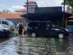Penumpang Tak Nyaman, Minta Banjir di Terminal Purabaya Segera Surut