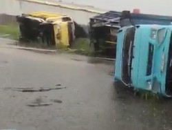Truk-truk Berguling Tersapu Puting Beliung di Rancaekek Bandung
