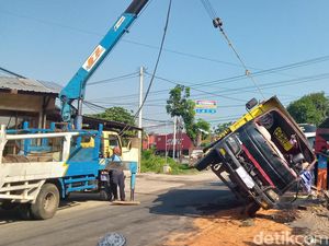 Truk Terguling di Ceper Klaten Ternyata Angkut Sampah Liar