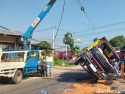 Truk Terguling di Ceper Klaten Ternyata Angkut Sampah Liar