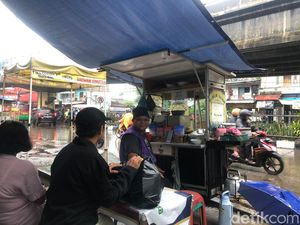 Pengorbanan Tukang Bubur di Bandung Hadapi Kenaikan Harga Beras