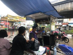 Pengorbanan Tukang Bubur di Bandung Hadapi Kenaikan Harga Beras