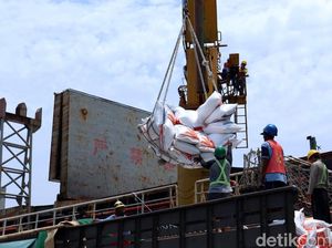 15 Ribu Ton Beras Impor Thailand Tiba di Banyuwangi 15 Ribu Ton Beras Impor Thailand Tiba di Banyuwangi