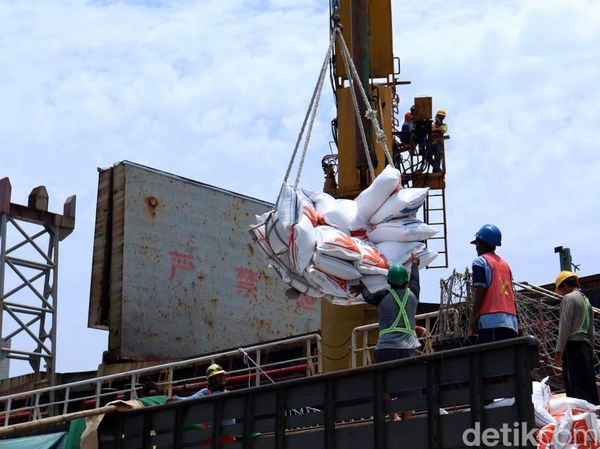 15 Ribu Ton Beras Impor Thailand Tiba di Banyuwangi