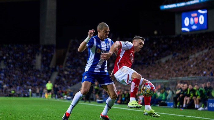 PORTO, PORTUGAL - FEBRUARY 21: Kepler Laveran ¨Pepe¨ of FC Porto battle for the ball with Leandro Trossard of Arsenal FC during the UEFA Champions League 2023/24 round of 16 first leg match between FC Porto and Arsenal FC at Estadio do Dragao on February 21, 2024 in Porto, Portugal. (Photo by Diego Souto/Getty Images)